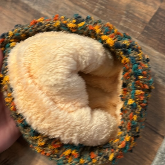 True Gear North insulated beanie with puff ball on top - Picture 3 of 4